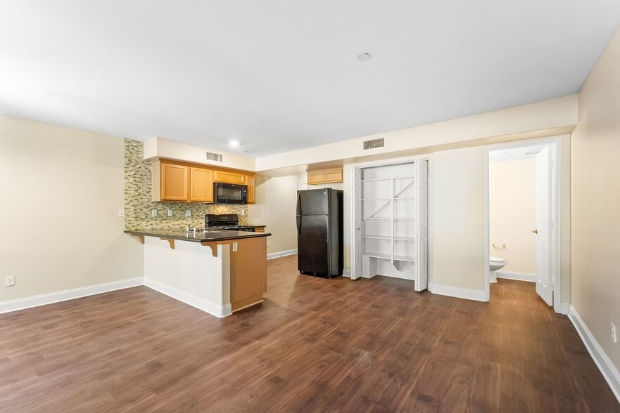 Building Photo - Corona Pointe Townhomes