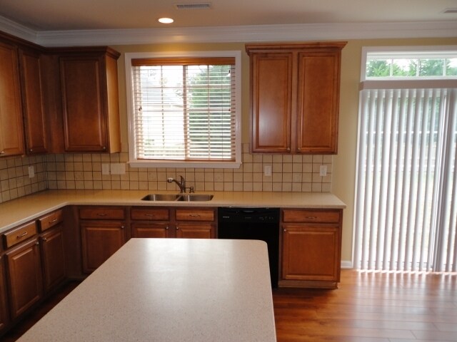 Building Photo - 335 Larktree Ln