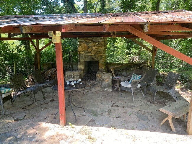 Building Photo - North AVL - Spacious Home with Large Yard ...