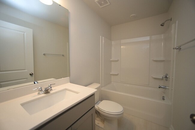 Building Photo - Spacious End Unit Townhome in Beautiful Ne...