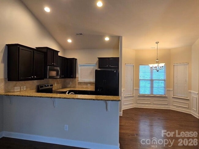 Building Photo - 7231 Kenyon Dr