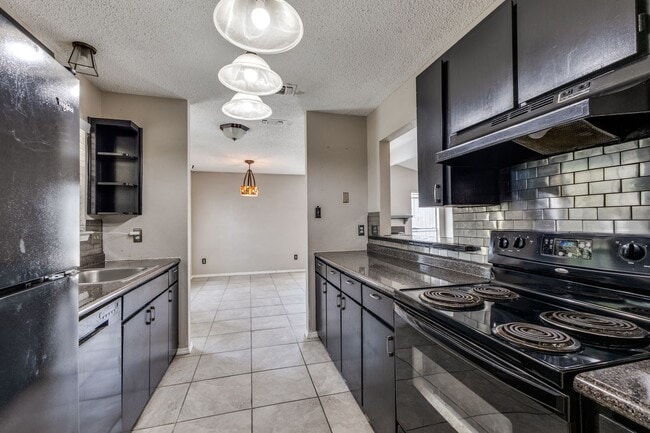 Building Photo - 3 Bedroom 2 Bath Home with Massive Fenced ...