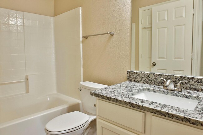 Building Photo - ? Spacious & Stylish 4-Bedroom Duplex? 1/2 off 1st Month