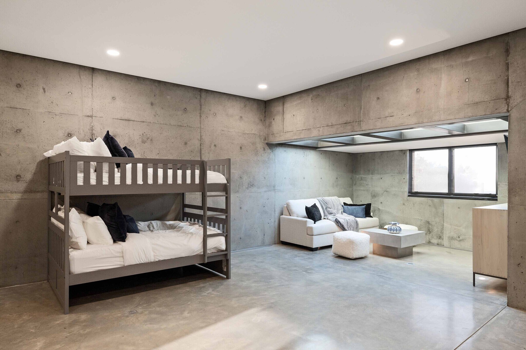 Building Photo - 1812 The Strand