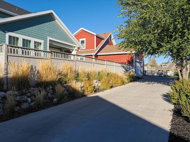 Building Photo - Beautiful House in Excellent Daybreak Loca...