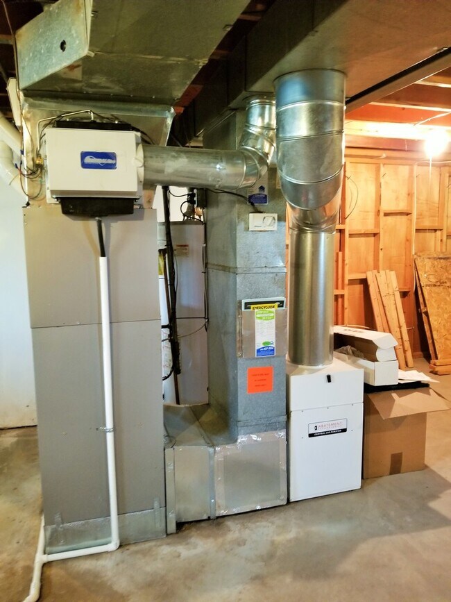 Building Photo - FRESH Paint!  Sprawling, Hurstbourne Ranch with Basement!  3 Bedrooms, 3 Full Baths, Hardwood Flo...