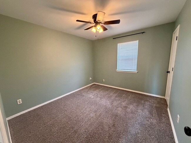 Building Photo - 904 Hillside Dr