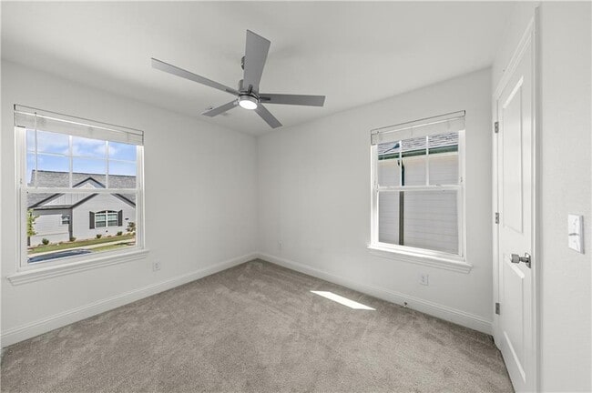 Building Photo - 2104 SW Poppy St