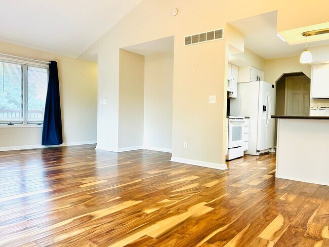 Building Photo - Beautiful Home, Close to Milford Lake