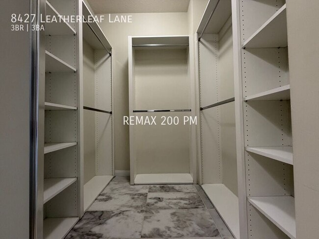 Building Photo - 8427 Leatherleaf Ln