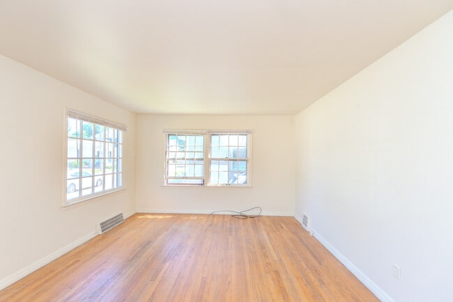 Building Photo - 810 Sylvan Ave