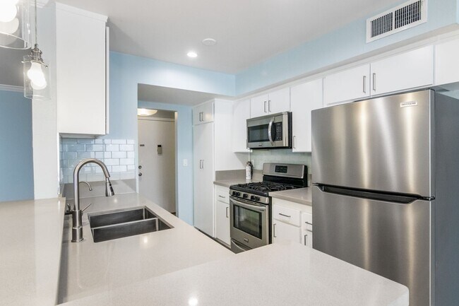 Building Photo - Remodeled 2 BEDROOM/2 BATH in the Heart of...