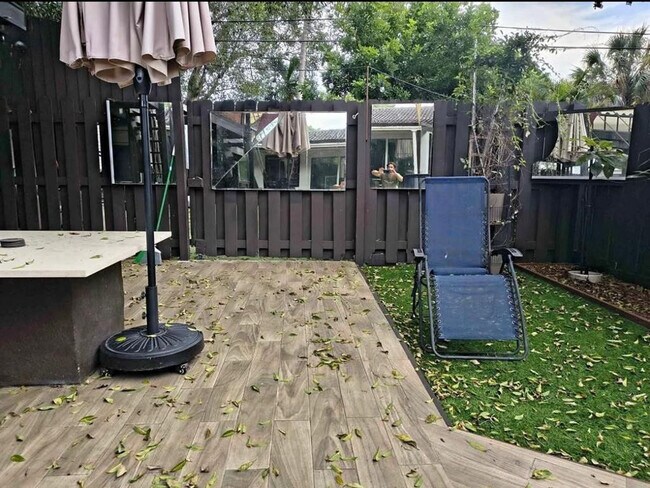 Building Photo - 2206 Coolidge St