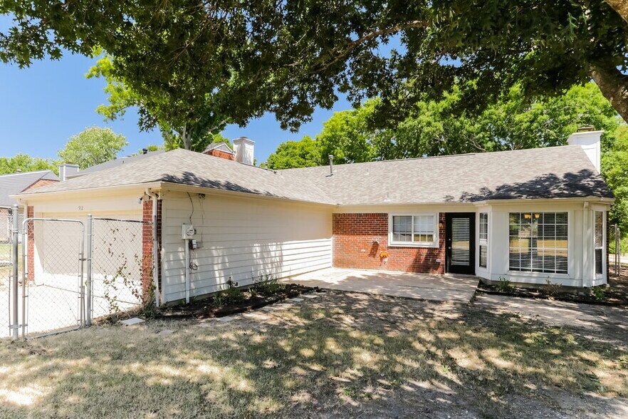 Building Photo - 912 Eagle Dr