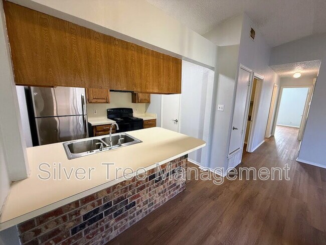 Building Photo - 6847 S Creek Dr