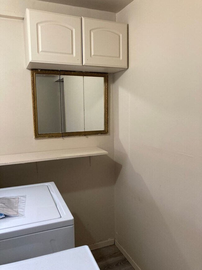 Building Photo - Cozy 4-Bedroom 1.5 Bath Gem with Fenced Ya...