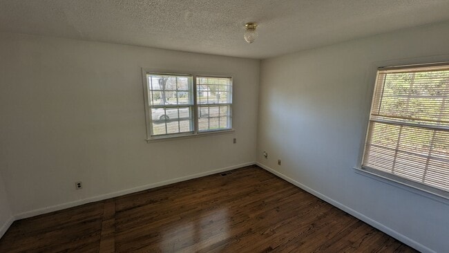 Building Photo - Detached Garage -2 Bedroom 1 Bath house- Drayton Mills Area