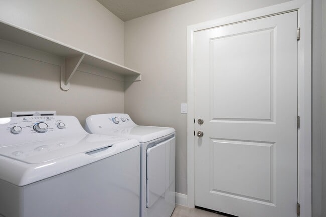 Building Photo - Modern 2018-Built Home with Main-Floor Primary Suite