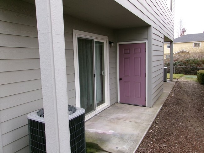 Building Photo - Nice two story 2 bedroom townhouse