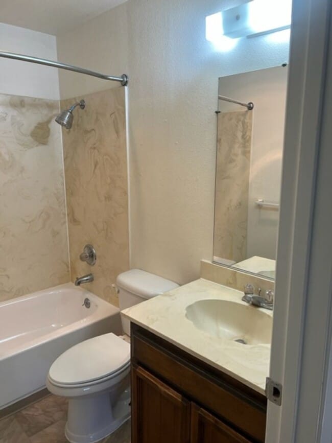 Building Photo - 2 BEDROOM TOWNHOME IN PHOENIX