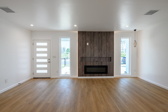 Building Photo - 6557 Darwell Ave