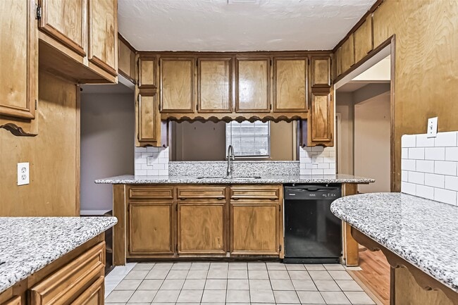 Building Photo - 6425 N Ridgecrest Dr