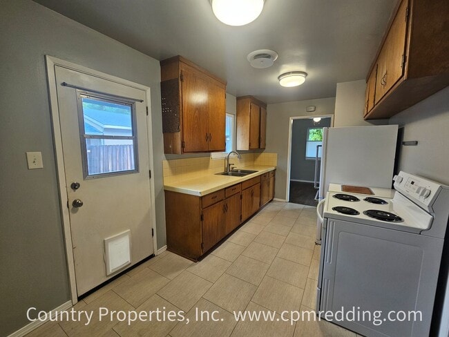 Building Photo - Garden Tract 3-Bedroom House with Hardwood...