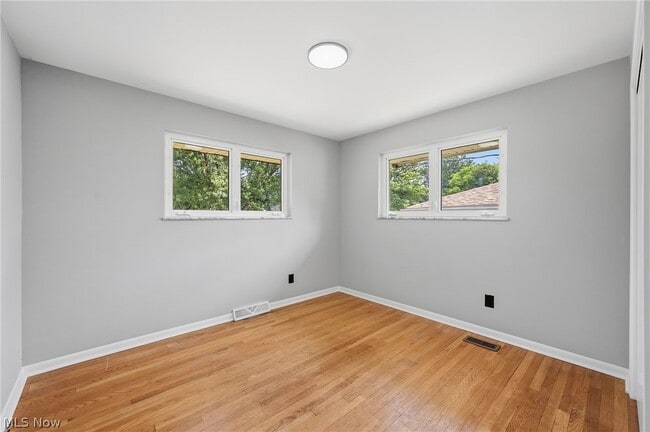 Building Photo - 333 E Ridgewood Dr