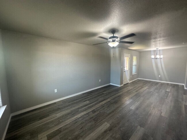 Building Photo - 3Bed/2Bath