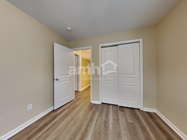 Building Photo - 8821 Shadowglen Dr