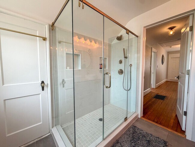Building Photo - Luxury Historic Home Near UF | Fully Renovated 3BR/2BA with Private Yard & Premium Finishes