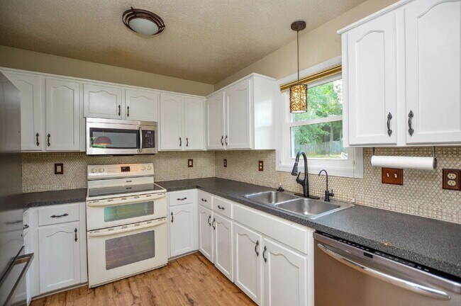 Building Photo - 2-Bedroom, 1-Bath Home in Fort Mill | $1,995 per Month