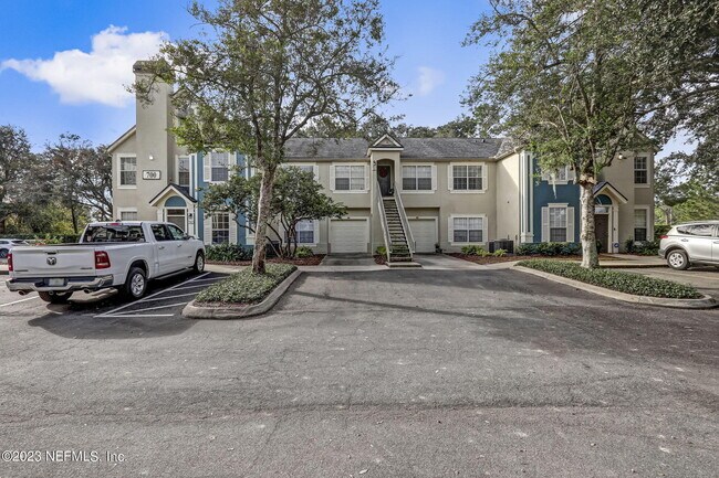 Building Photo - 13700 Richmond Park Dr N