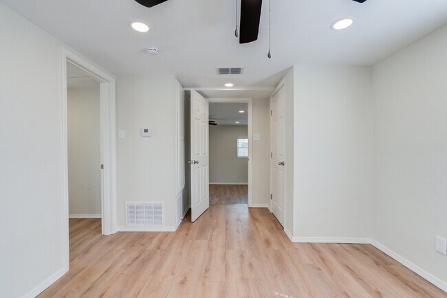 Building Photo - Charming & Private Fully Remodeled Studio Backhouse!