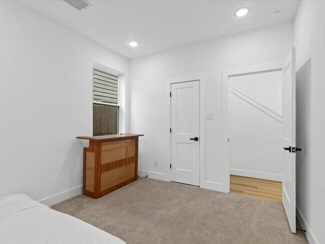 Building Photo - 3026 Live Oak St