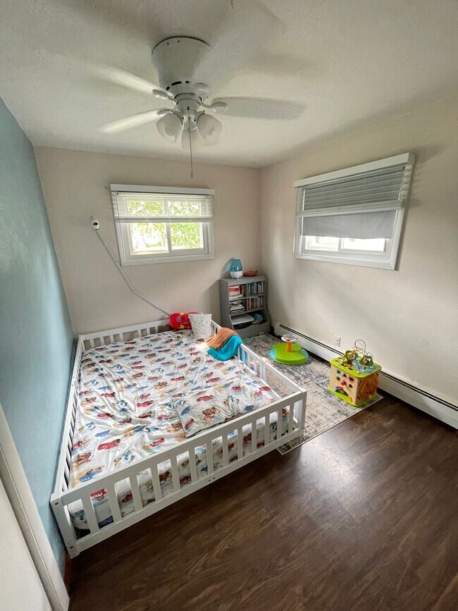 Building Photo - AVAILABLE AUGUST 15th! - 3 bed 2 bath home!