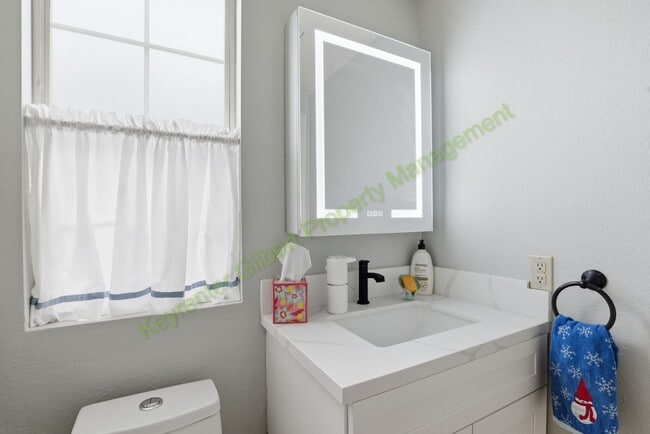 Building Photo - Lakefront Gilbert Home in Prime Location Near Parks, Shopping & Easy Freeway Access