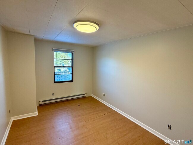 Building Photo - 835 New Harwinton Rd