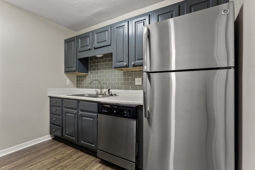 Linden (Renovated) - 2 Bed / 2 Bath - 1,100 Sq.Ft. - The DeSoto