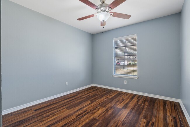 Building Photo - 9134 Lakeside Dr