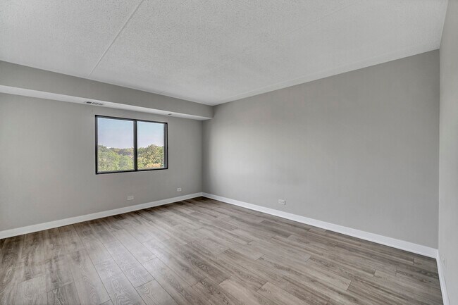 Building Photo - 350 Plum Creek Dr