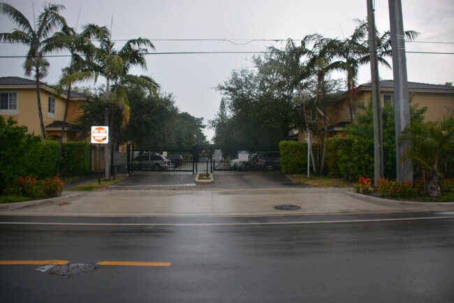 Building Photo - 324 NE 3rd St