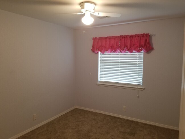 Building Photo - Updated 3 Bed 1 Bath House