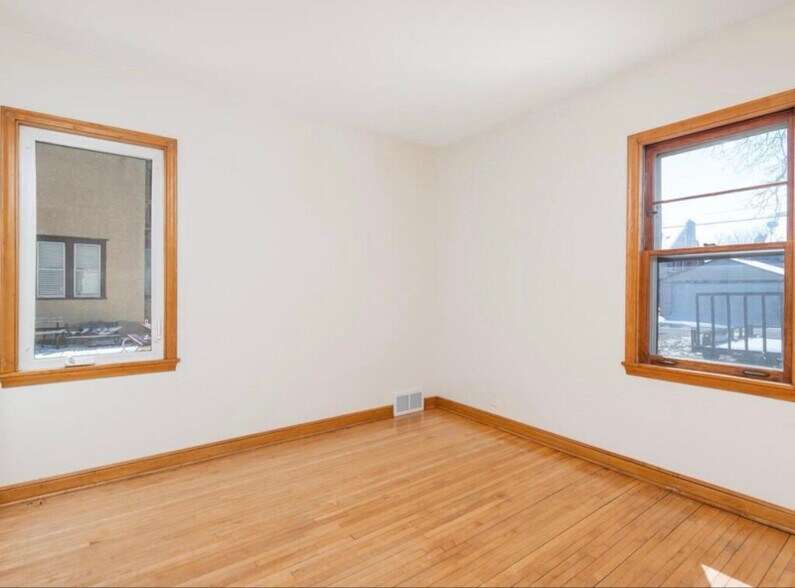 Building Photo - 884 Hyacinth Ave E