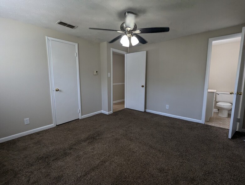 Building Photo - 6941 Delisle Dr