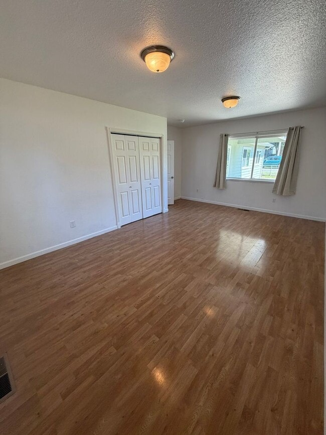 Building Photo - Beautiful 2 Bedroom on a Large Corner Lot!