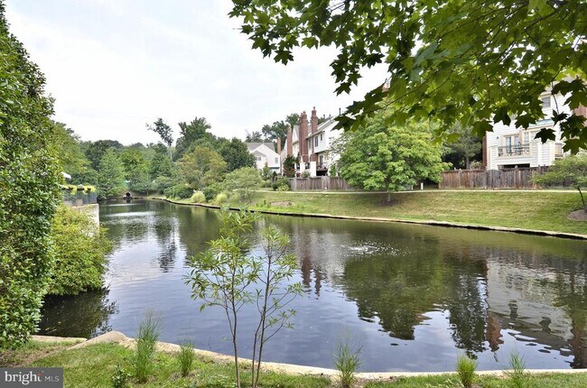 Building Photo - 1293 Quaker Hill Dr