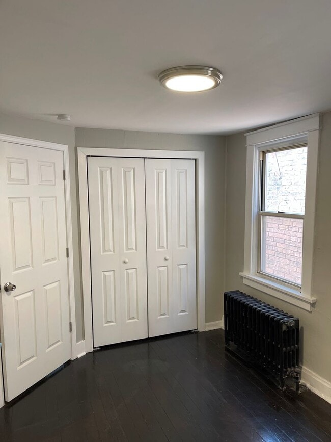 Building Photo - FABULOUSLY RENOVATED 4BR, 2Bath HOME IN TH...