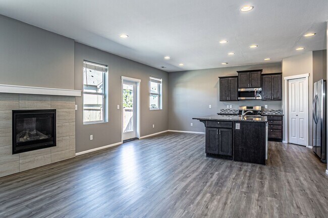 Building Photo - Beautiful 4 bedroom, 2.5 bath home in Rain...