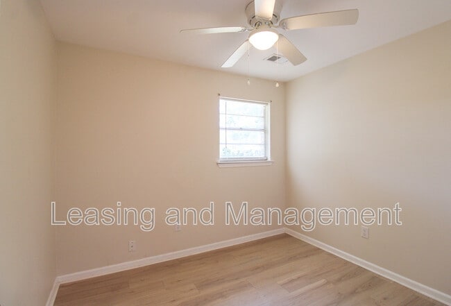 Building Photo - 305 Millcreek Dr